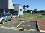 Señalización horizontal y vertical para delimitar área de estacionamiento reservado.
